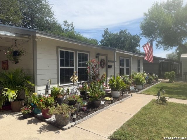 1011 E Hutchinson, Beeville, TX 78102