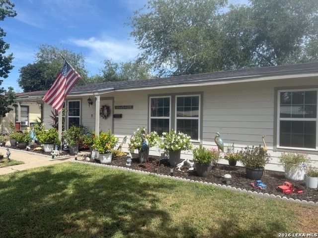 1011 E Hutchinson, Beeville, TX 78102