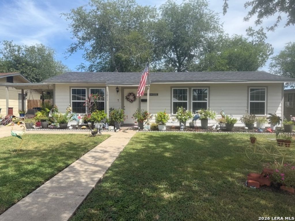 1011 E Hutchinson, Beeville, TX 78102