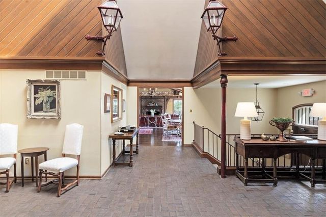 10712 Glenwood Street B, Overland Park, KS 66211