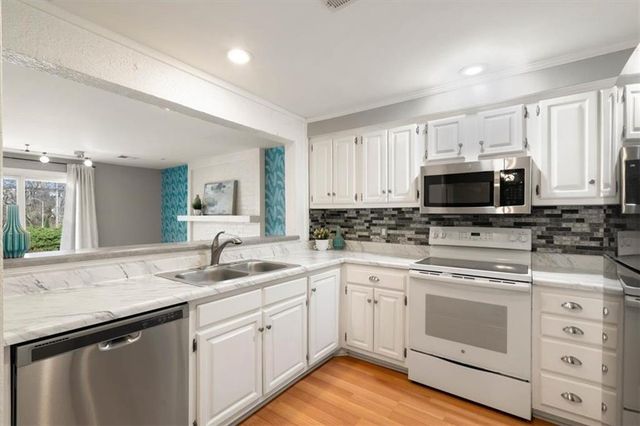 10712 Glenwood Street B, Overland Park, KS 66211