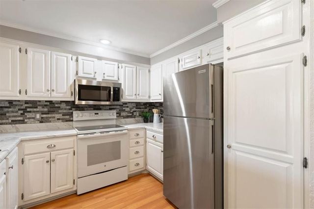 10712 Glenwood Street B, Overland Park, KS 66211