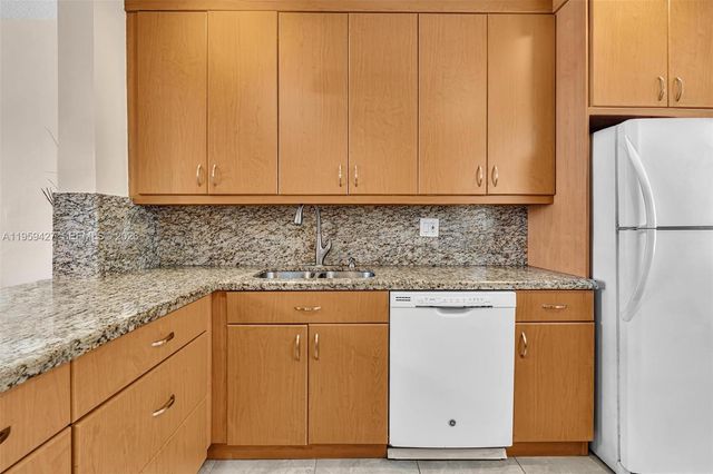 329 SE 3rd St 403T, Hallandale Beach, FL 33009