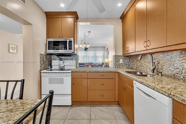 329 SE 3rd St 403T, Hallandale Beach, FL 33009