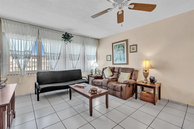 329 SE 3rd St 403T, Hallandale Beach, FL 33009