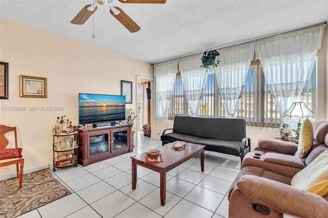 329 SE 3rd St 403T, Hallandale Beach, FL 33009