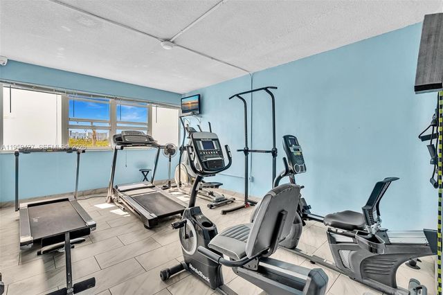 329 SE 3rd St 403T, Hallandale Beach, FL 33009