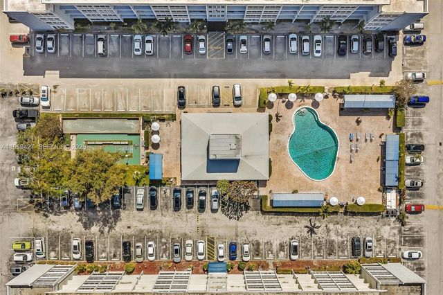 329 SE 3rd St 403T, Hallandale Beach, FL 33009