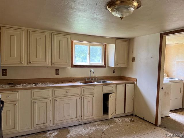 180 Fonda Drive, Columbiaville, MI 48421