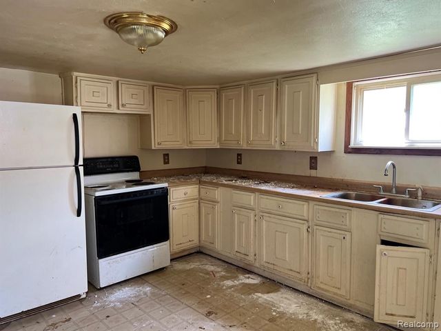 180 Fonda Drive, Columbiaville, MI 48421