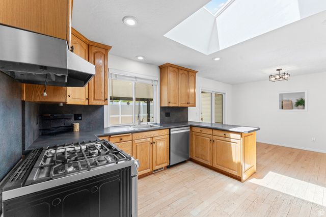 9712 S STONEHAVEN ST, South Jordan, UT 84009