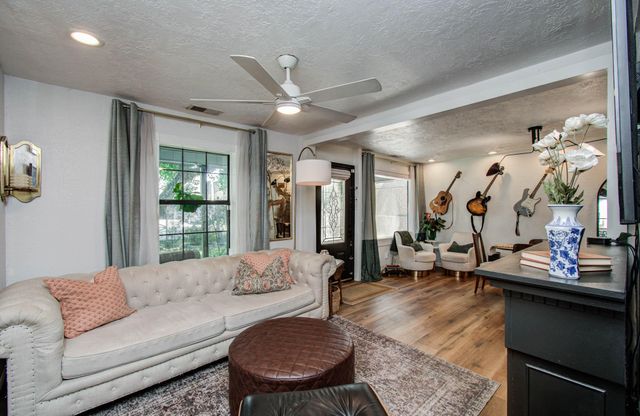 1612 E Bonner Street, Houston, TX 77007