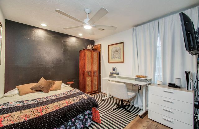 1612 E Bonner Street, Houston, TX 77007