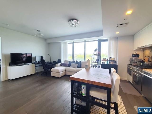 320 Adolphus Avenue 914, Cliffside Park, NJ 07010