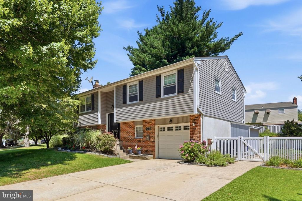 8619 BELFRY DR, Philadelphia, PA 19128