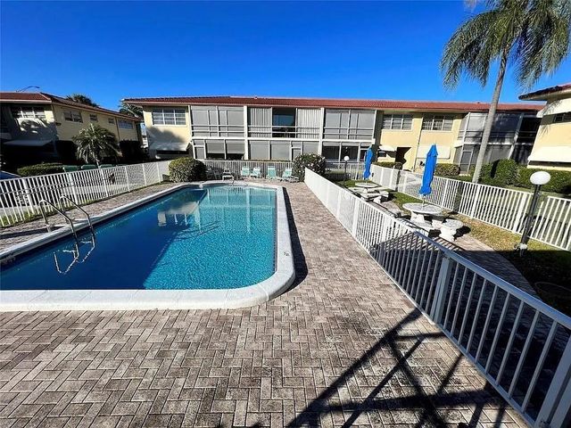 2202 NE 36th Street 15, Lighthouse Point, FL 33064