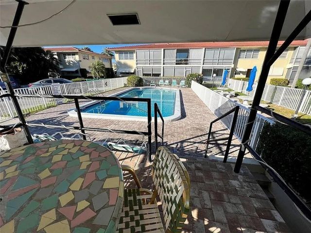 2202 NE 36th Street 15, Lighthouse Point, FL 33064
