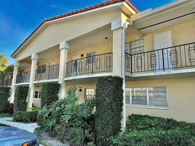 2202 NE 36th Street 15, Lighthouse Point, FL 33064