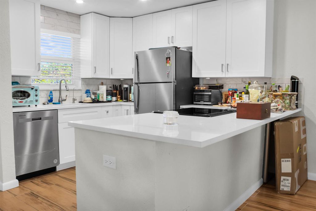 2202 NE 36th Street 15, Lighthouse Point, FL 33064