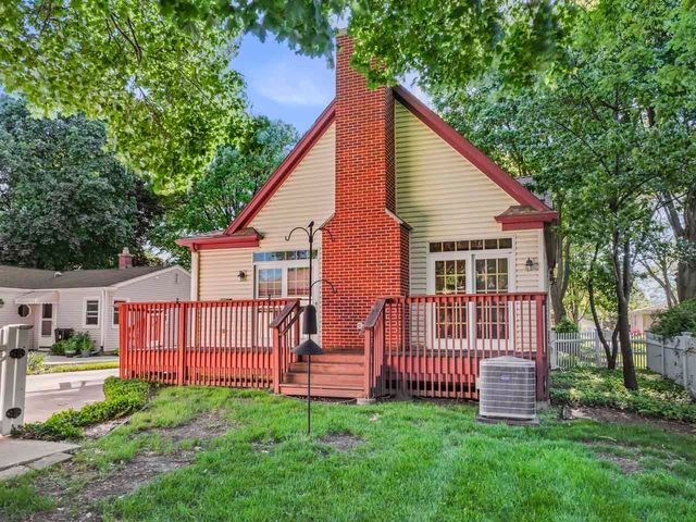 107 N Elmhurst Avenue, Mount Prospect, IL 60056