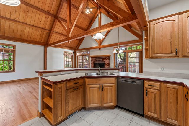 107 N Elmhurst Avenue, Mount Prospect, IL 60056