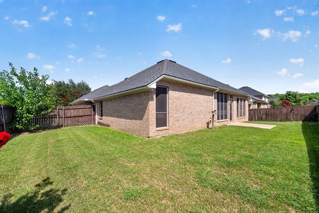 2723 Lake Way Drive, Grand Prairie, TX 75052