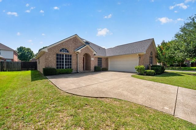 2723 Lake Way Drive, Grand Prairie, TX 75052