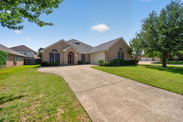 2723 Lake Way Drive, Grand Prairie, TX 75052