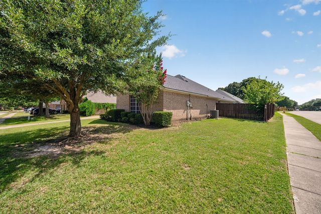 2723 Lake Way Drive, Grand Prairie, TX 75052