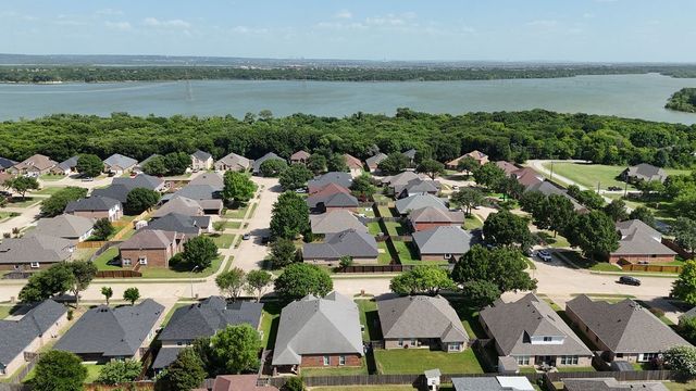 2723 Lake Way Drive, Grand Prairie, TX 75052