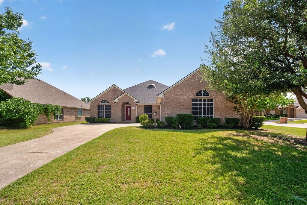 2723 Lake Way Drive, Grand Prairie, TX 75052