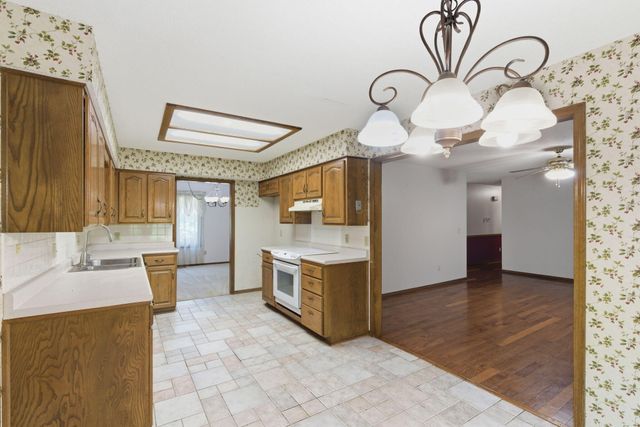 4036 W Farm Road 94, Springfield, MO 65803