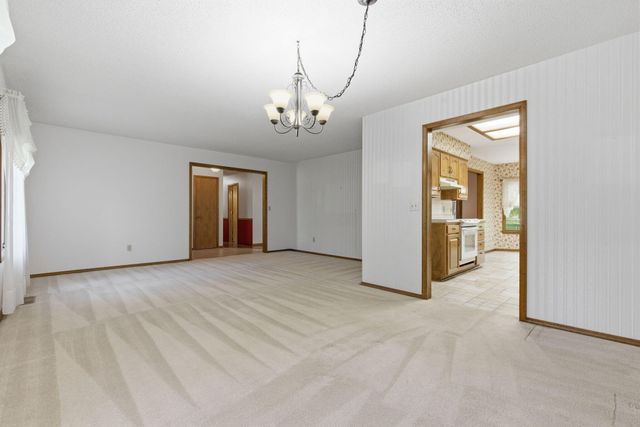 4036 W Farm Road 94, Springfield, MO 65803