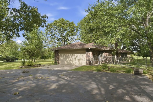 4036 W Farm Road 94, Springfield, MO 65803