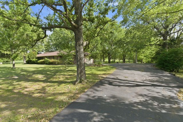 4036 W Farm Road 94, Springfield, MO 65803