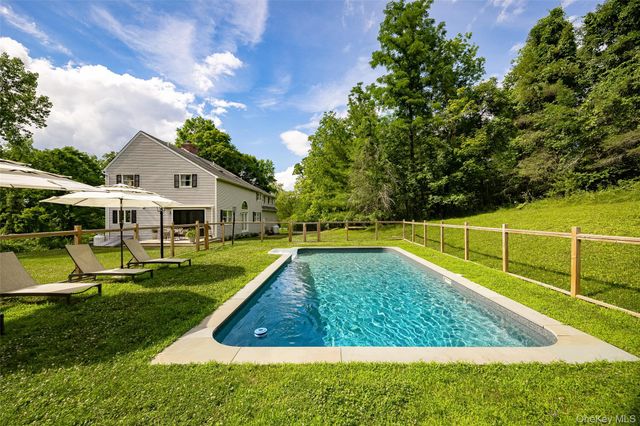 4 Cove Road, Rhinebeck, NY 12572