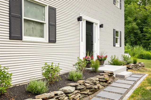 4 Cove Road, Rhinebeck, NY 12572