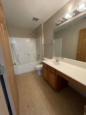 160 Concord Drive S 160, Oswego, IL 60543