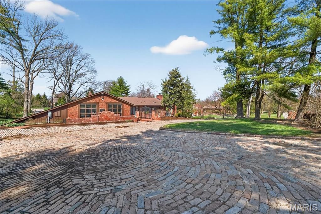 10 Vouga Lane, St Louis, MO 63131