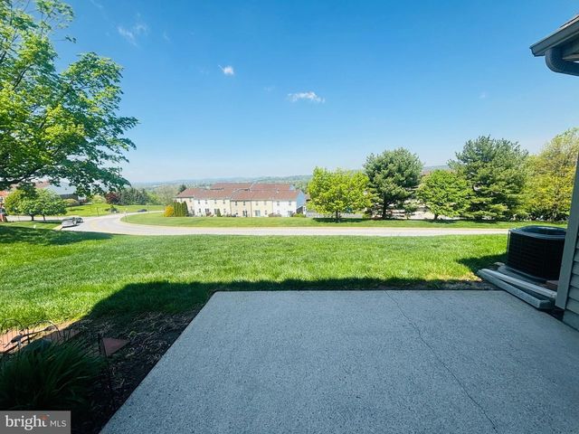 179 CROWN POINTE DR, York, PA 17402