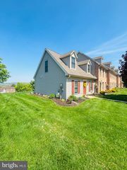 179 CROWN POINTE DR, York, PA 17402