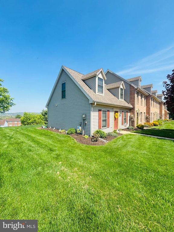 179 CROWN POINTE DR, York, PA 17402