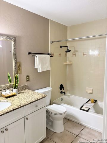 8611 Datapoint Dr Apt 4, San Antonio, TX 78229