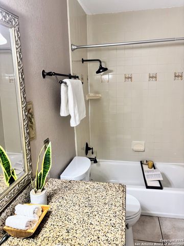 8611 Datapoint Dr Apt 4, San Antonio, TX 78229