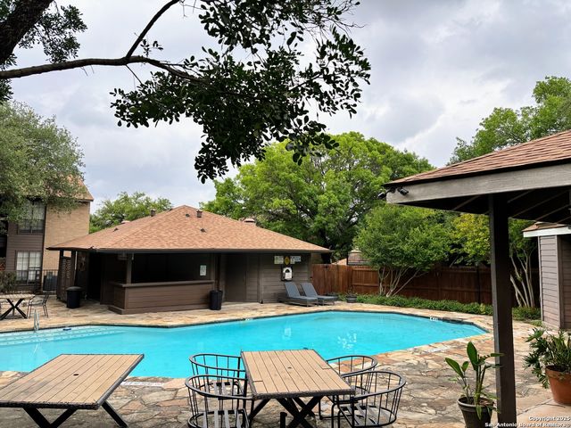 8611 Datapoint Dr Apt 4, San Antonio, TX 78229