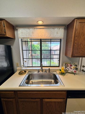8611 Datapoint Dr Apt 4, San Antonio, TX 78229