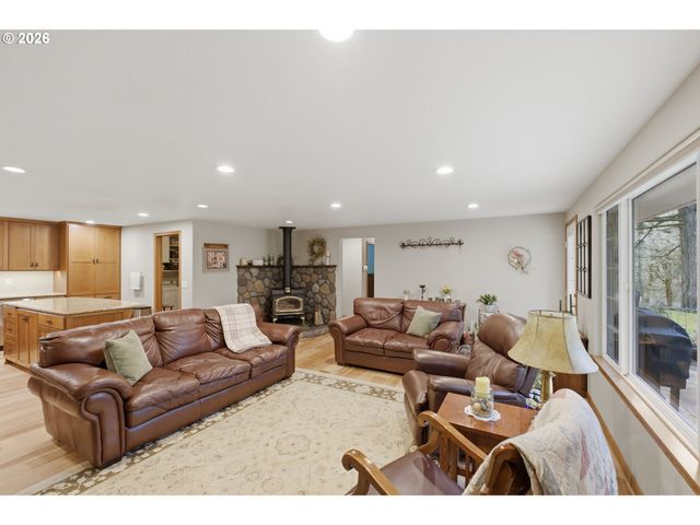 39692 LACOMB Dr, Lebanon, OR 97355