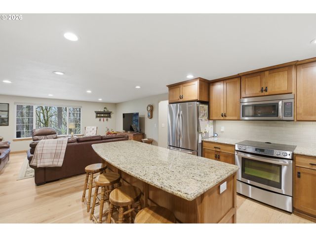 39692 LACOMB Dr, Lebanon, OR 97355