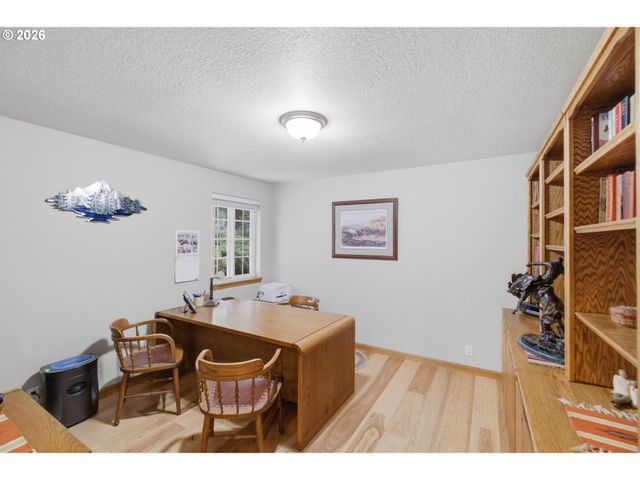 39692 LACOMB Dr, Lebanon, OR 97355