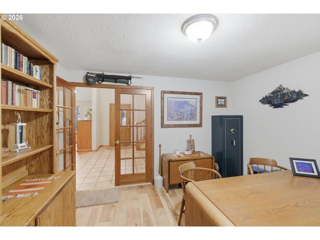 39692 LACOMB Dr, Lebanon, OR 97355